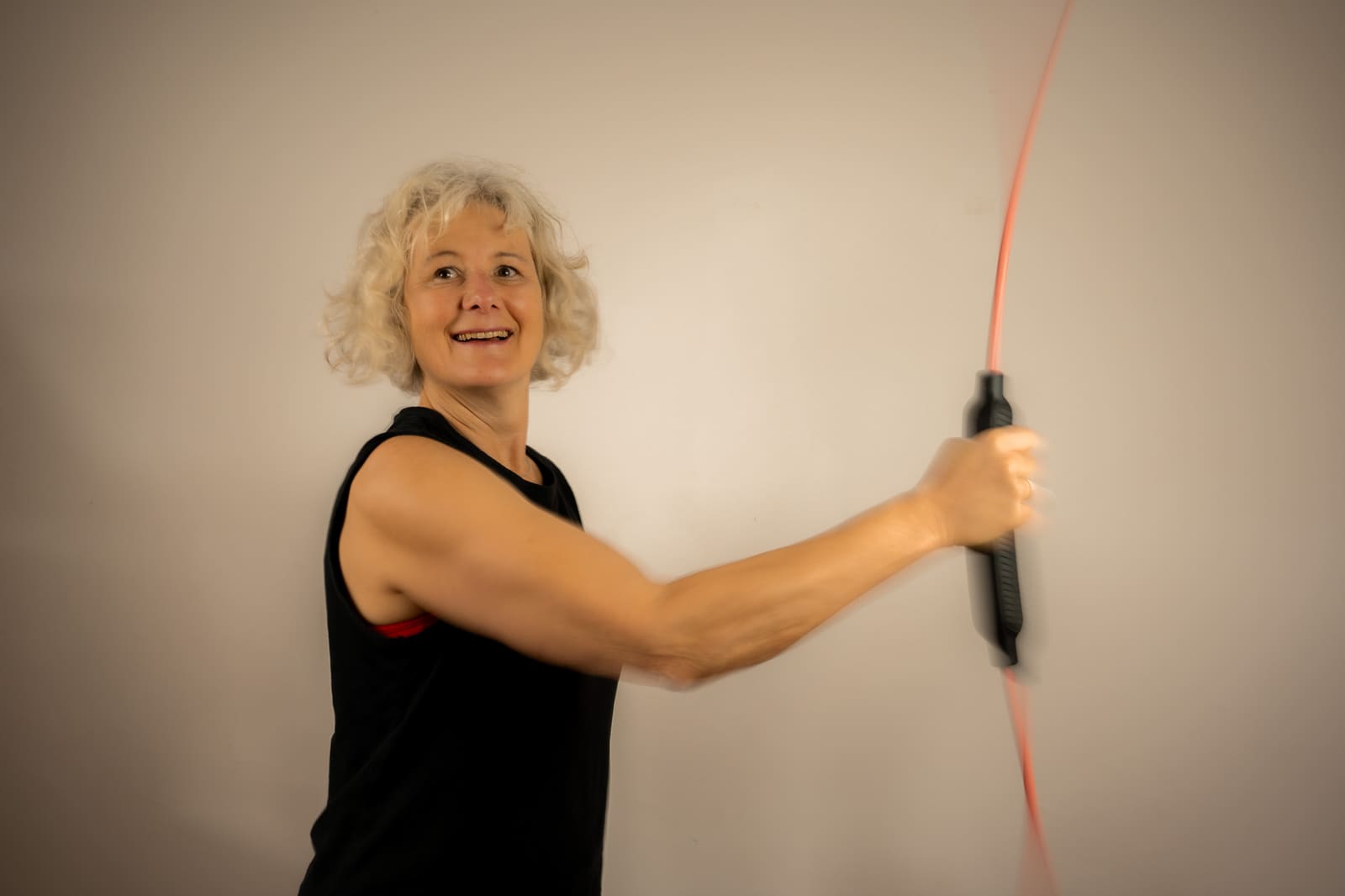 Ute Marth trainiert lachend mit einem Fitnessband