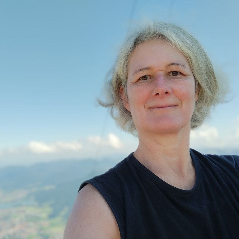 Ute Marth auf einem Berg, hinter ihr ein weites Tal